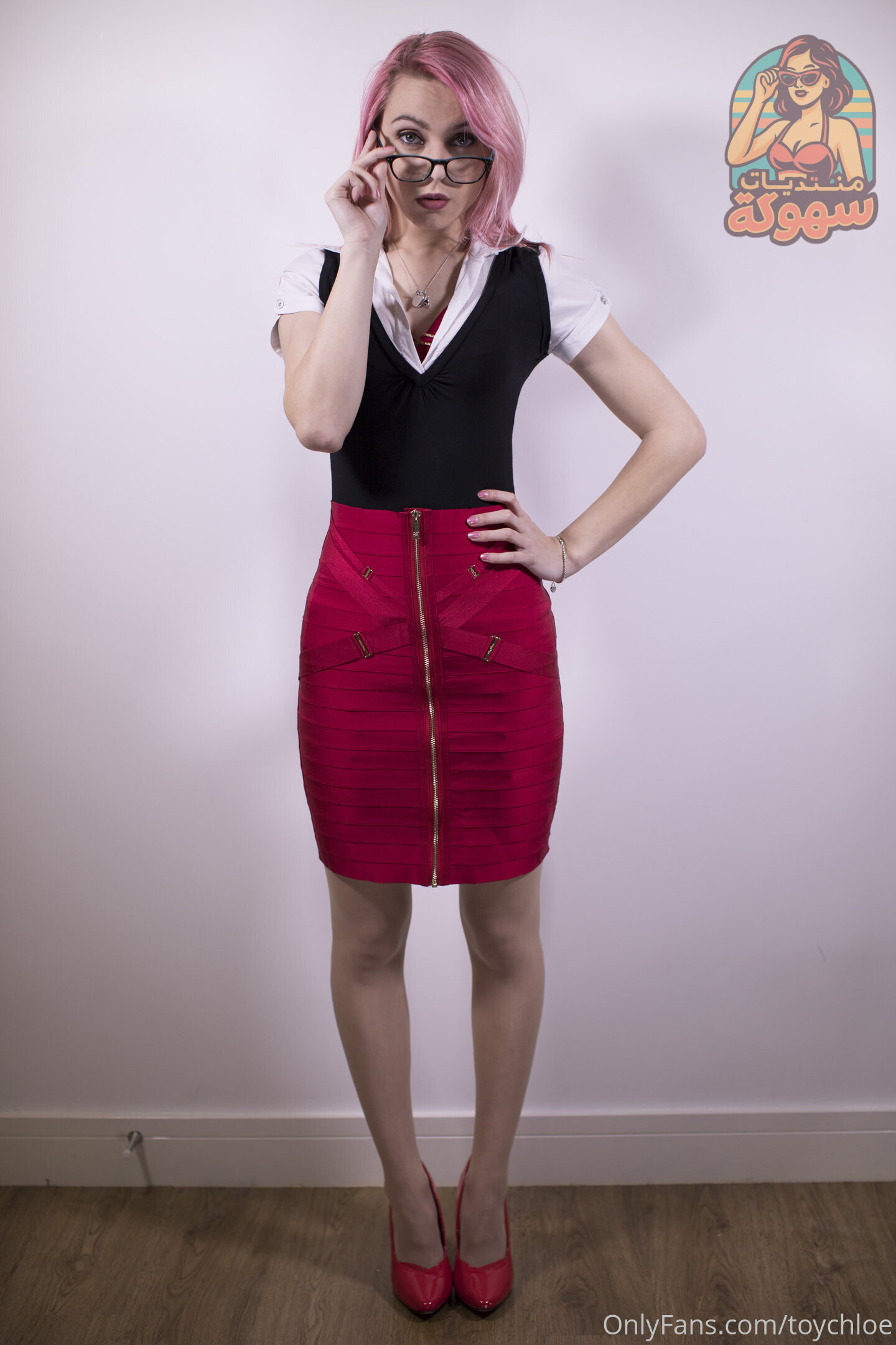 البتيت الجميلة Chloe Toy ذات الابزاز الصغيرة والحلمات المستديرة الجميلة والكس الاملس في البوم مثير من اونليفانز الالبوم الثالث