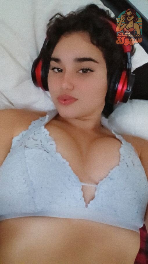 بنوته هاي كلاس من ايجيبت عامله تاتو علي صدرها وكاتبه انا شرموطه بالانجليزي ونازله تصوير لجسمها الملبن